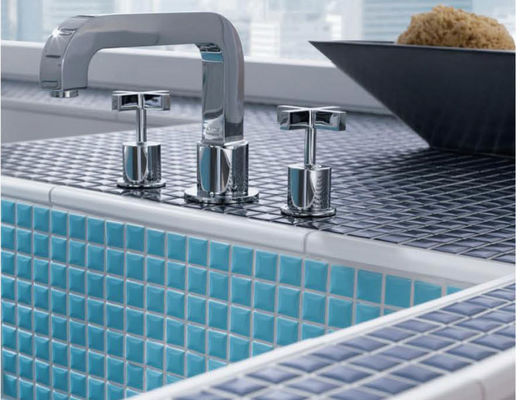 satın al Parlak 6mm Seramik Havuz Mozaik Karoları Gök Mavisi Beyaz 300x300mm çevrimiçi üretim