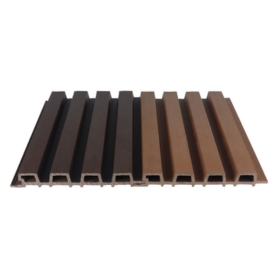 Kahverengi 25x227mm WPC Otel Parkı İçin Kaplama Duvar Paneli Ahşap Plastik Kompozit Siding Grille Plank