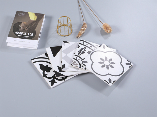 Firebrick And Non-Slip Black And White Floral Ceramic Rustic Tile Restoran ve Oturma Odası İçin 4 Tarzı