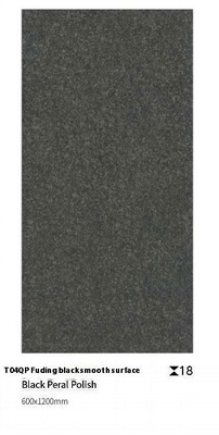 Siyah 1200x600x18mm Yumuşak yüzey Tam vücut Yer döşeme plitesi Yüzme havuzu çevresinde