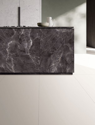 Ateş tuğlaları İçeride Zemin Taşları Ve Beyaz Yumuşak Camlı 1200x600mm Porselen Taş Yenilenme Ve Duş İçin