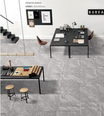 Kullanım Dayanıklı 600x600mm Dış Duvar Taşları ve Açık Gri Tam Vücut Porselen Taşları Alışveriş Merkezi ve Evi