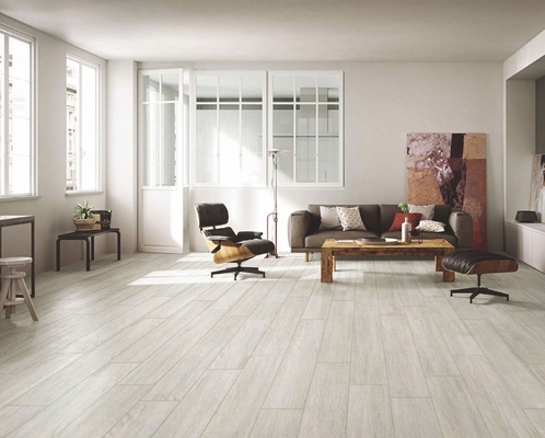 Nem geçirmez 150x900mm Ev dekorasyonu için gri ve kahverengi ahşap porselen şeritleri kaymaz iç zemin şerit