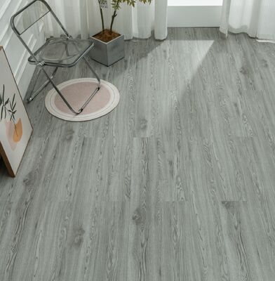 Şaşırtıcı Gri 1220x180mm İç zemin SPC zemin UV kaplama kalınlığı 5mm Odak odası ve yenileme için ahşap desen
