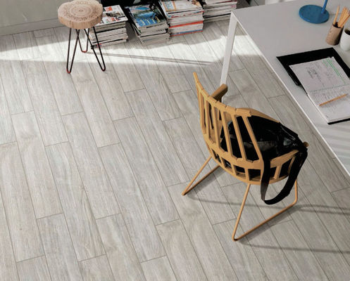 Toz Geçirmez 600mm Genişlik Ahşap Porselen Karo Tahıl Açık Gri 150x900mm